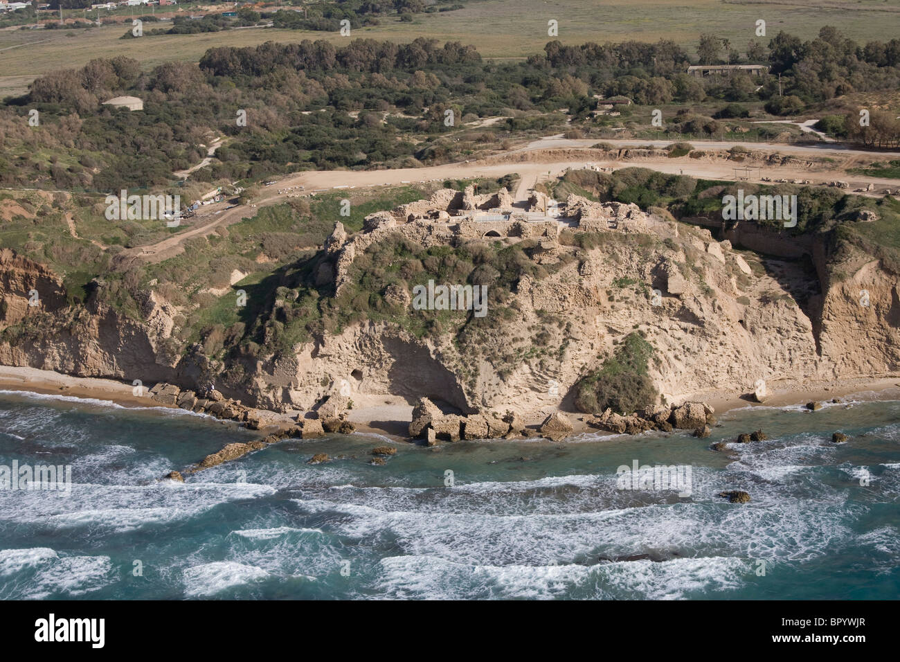 Photographie aérienne des ruines de la forteresse d'Apollonia dans la ville moderne d'Herzliya Banque D'Images