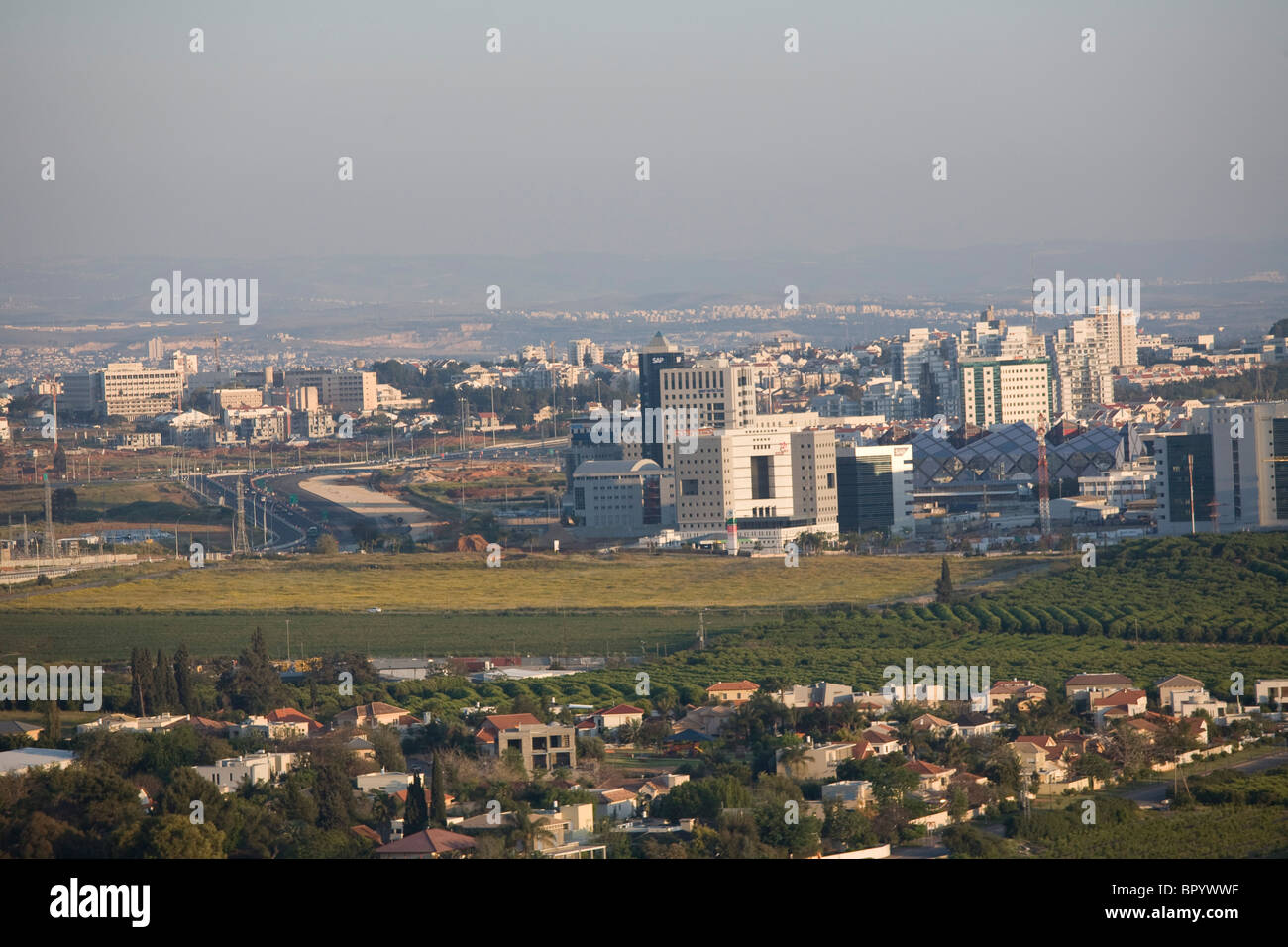 Photographie aérienne du centre de haute technologie de la ville de Ra'anana dans le Sharon Banque D'Images