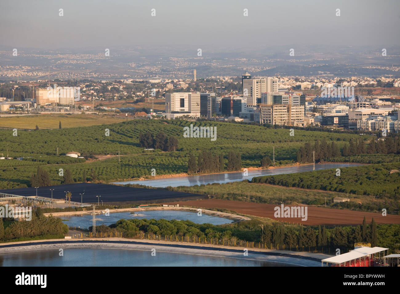 Photographie aérienne du centre de haute technologie de la ville de Ra'anana dans le Sharon Banque D'Images