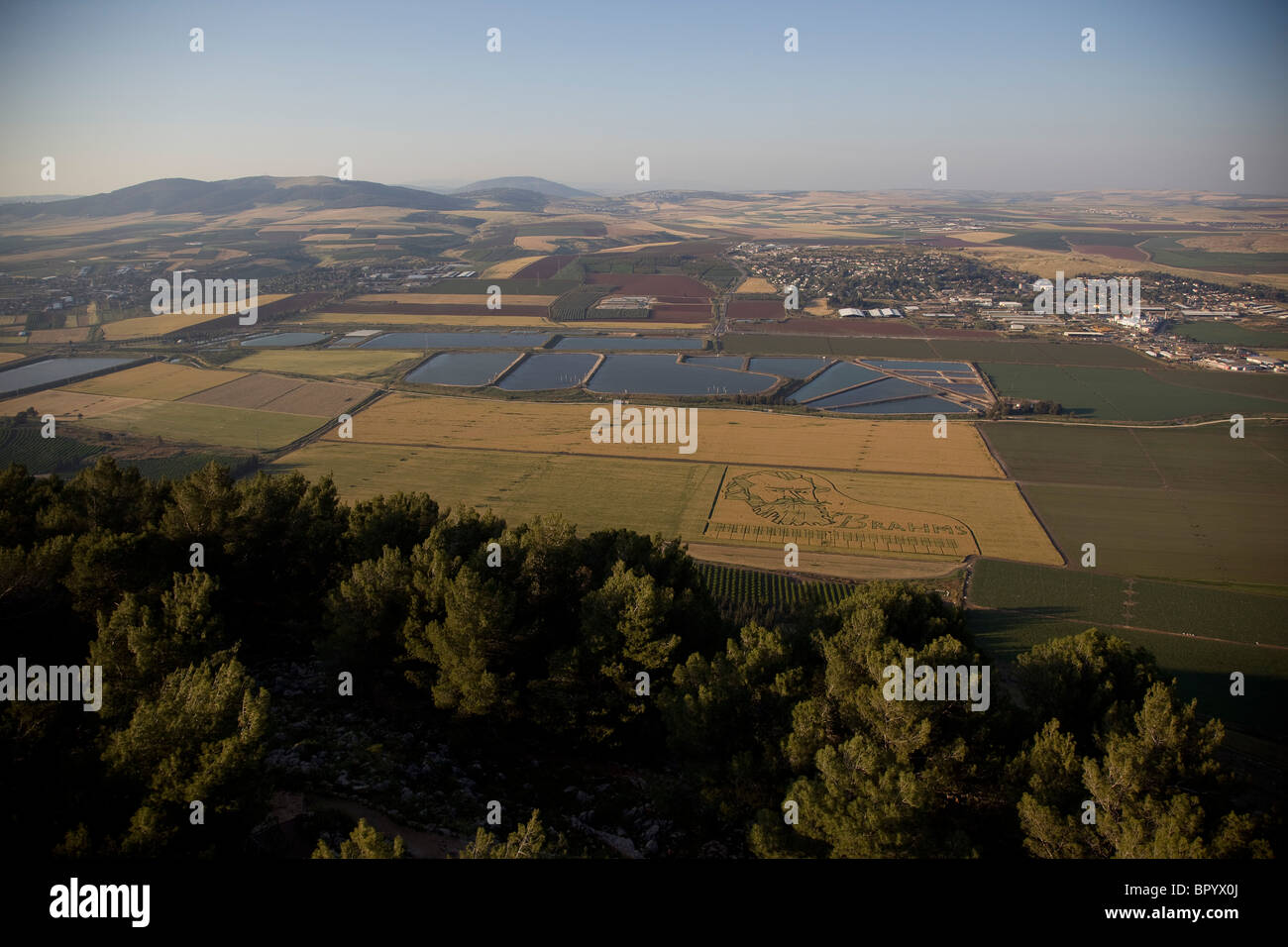 Photo aérienne de l'image de Brahms labouré dans un champ dans la vallée de Harod dans la basse Galilée Banque D'Images