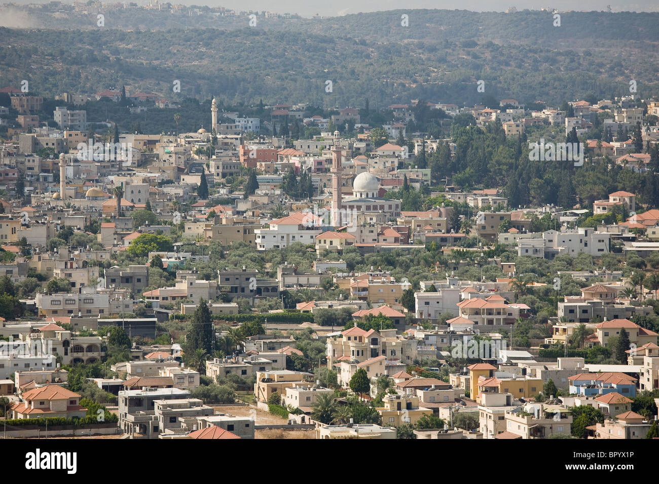 Photographie aérienne du village arabe de Kafar Qara dans Wadi Ara Banque D'Images