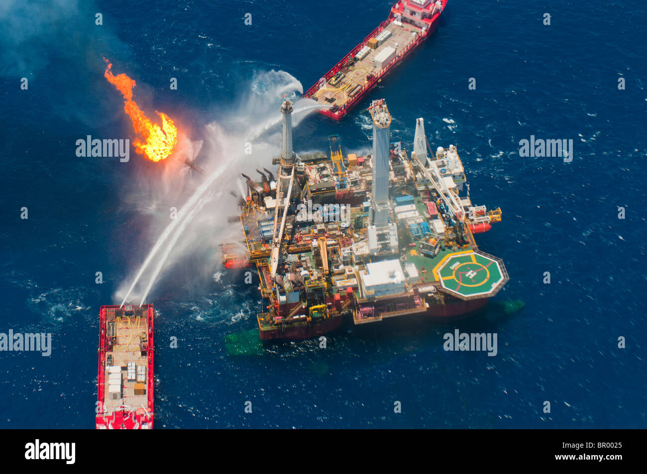 Q4000 Helix huile en feu au MC252 (bloc 252) Mississippi Canyon site, Golfe du Mexique, la Louisiane. La flamme est de 75 à 100 pieds. Banque D'Images