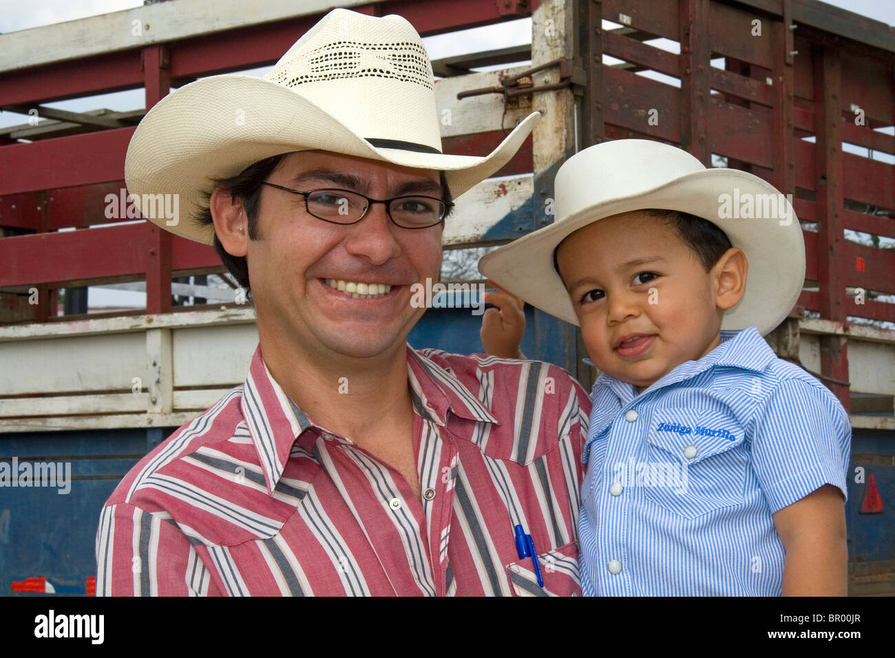 Éleveur de Costa Rica et son fils au Liberia, Costa Rica. M. Banque D'Images