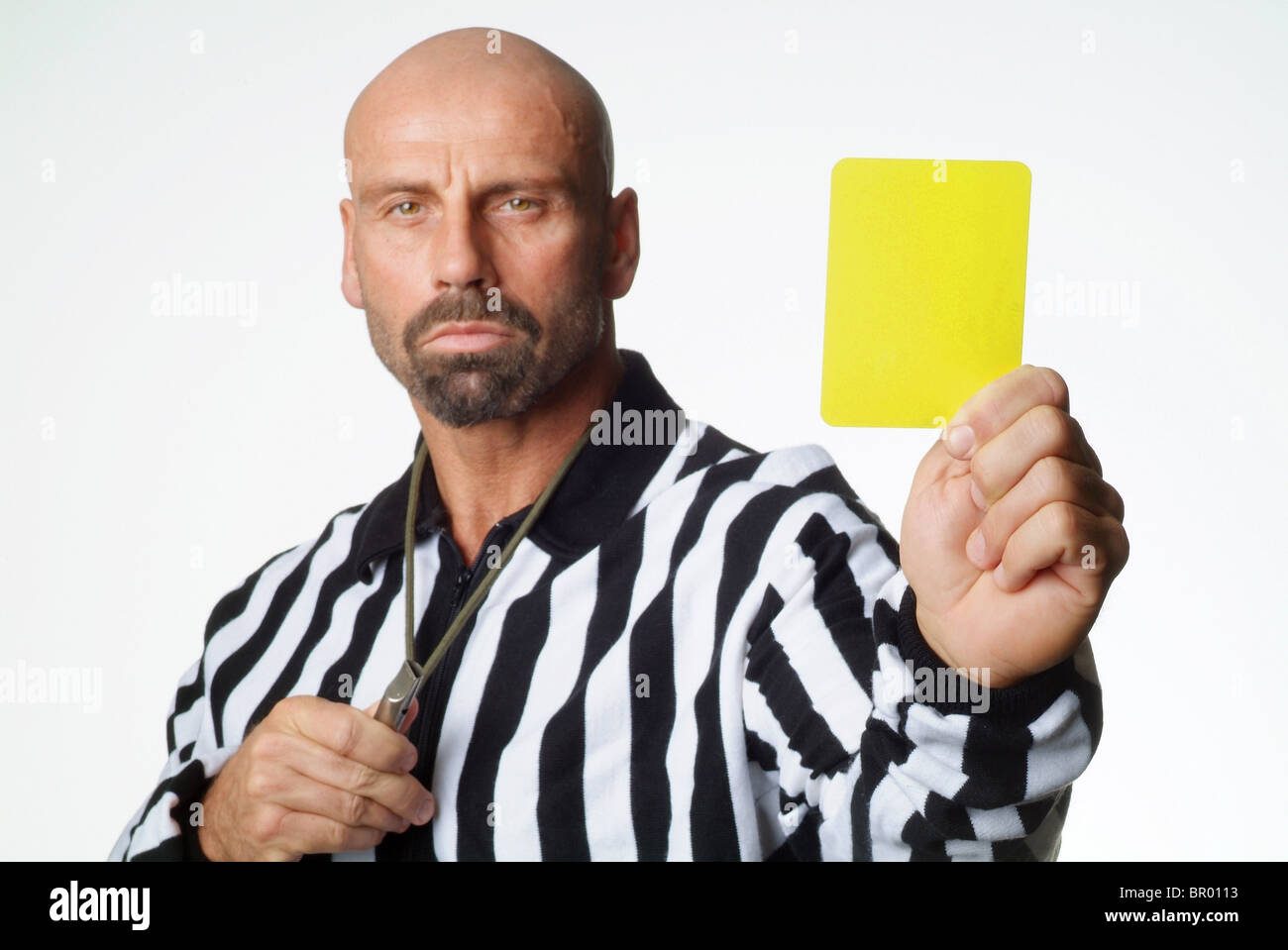 Un arbitre de football montrant une carte jaune Banque D'Images
