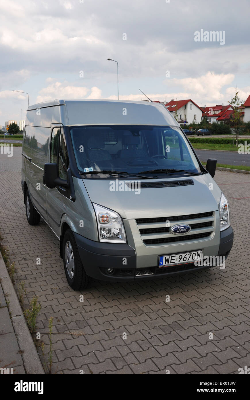 Ford Transit 2.4 TDCi 140 AWD T350 panneau de tendance van - Chill - MWB - Allemand MCV, panel van - espace de stationnement, ville Banque D'Images