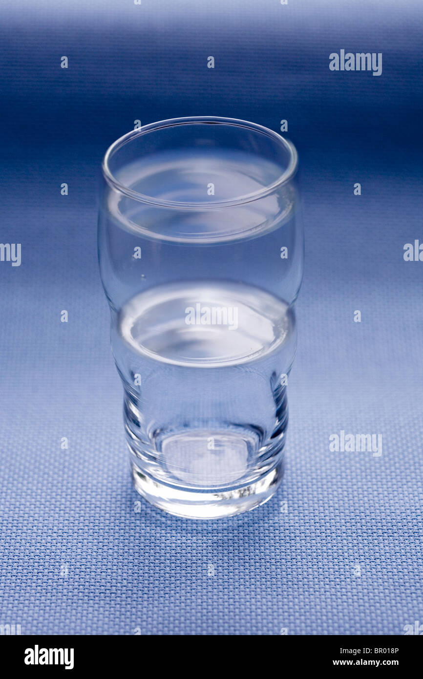 verre à moitié plein Banque D'Images