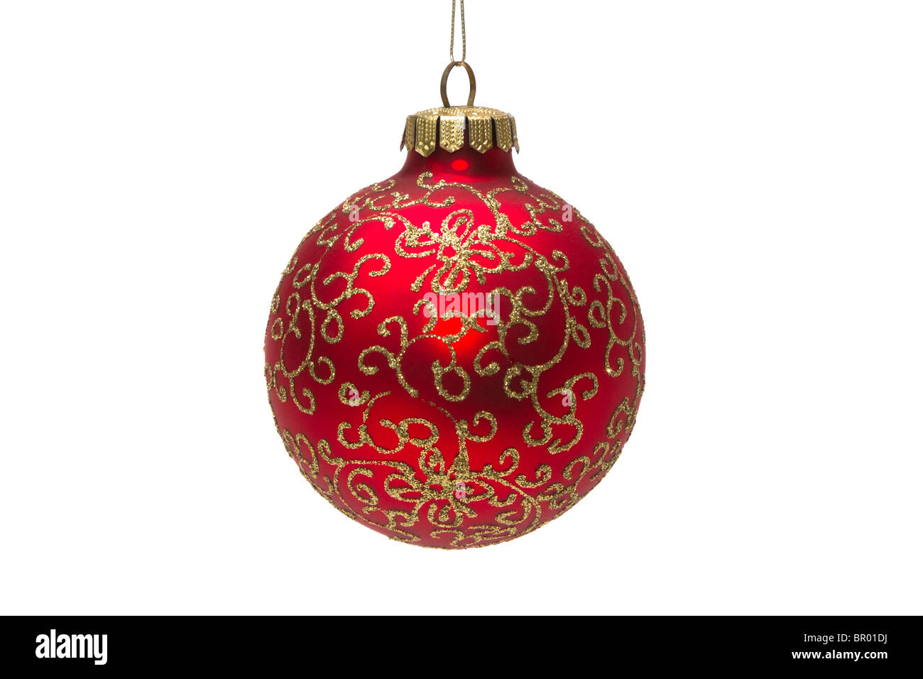 Décoration de Noël en verre soufflé. Une boule rouge orné de paillettes or pendaison. Banque D'Images