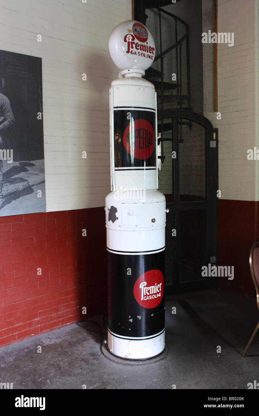 Vintage 50s 60s pompe réservoir de carburant au gaz station Banque D'Images