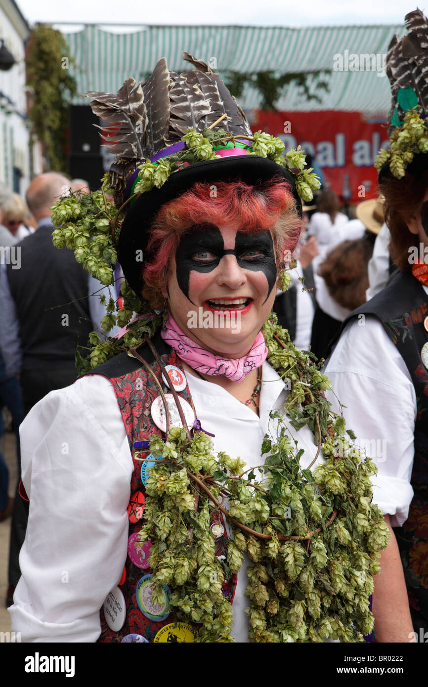 Une femme à la danseuse Morris et souriant à la caméra à Faversham hop festival Banque D'Images