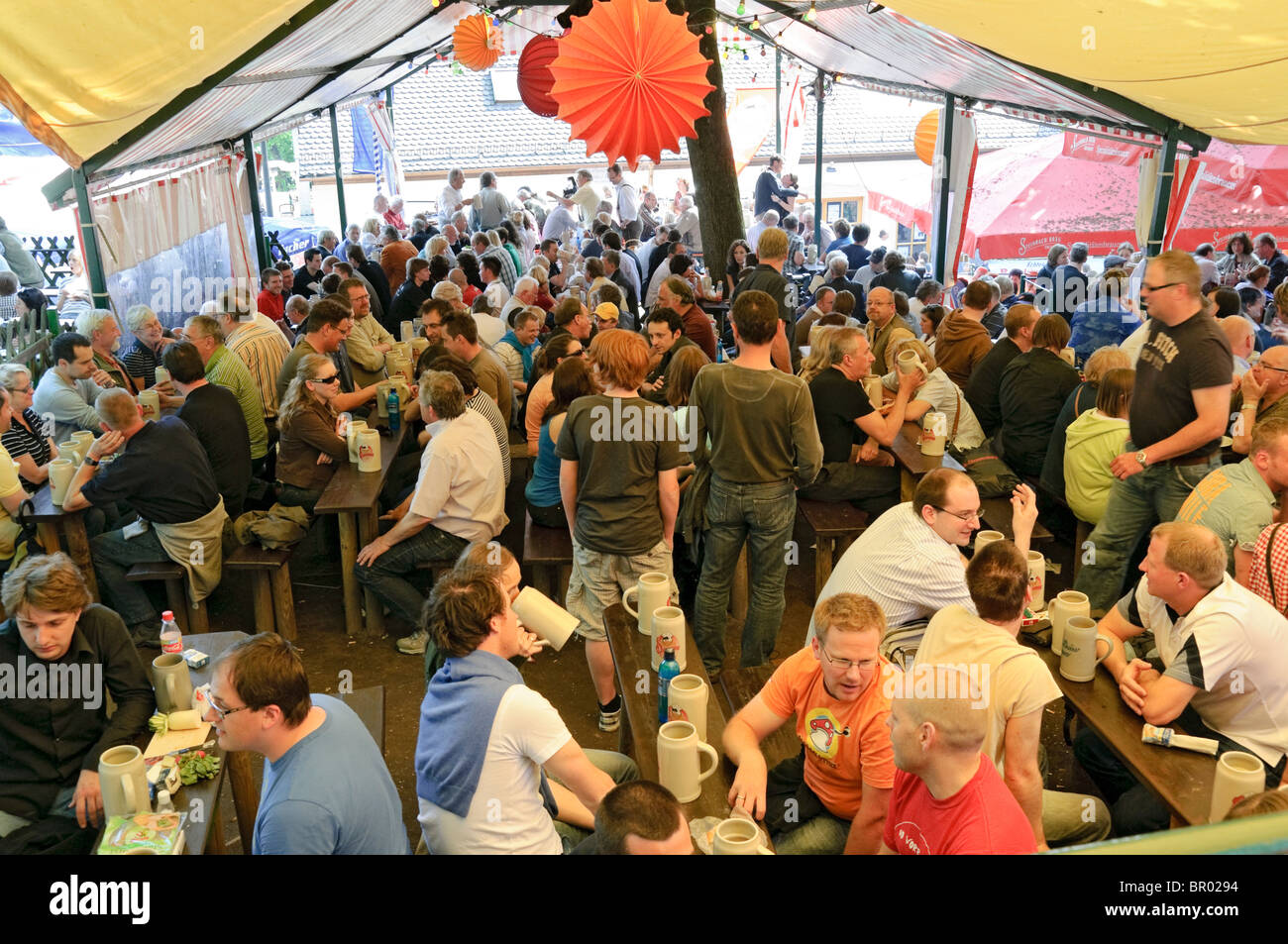 Les personnes qui boivent de la bière au Steinbach Brasserie Bière cave à la Bergkirchweih beer festival, Erlangen, Franconia, Bavaria, Germany. Banque D'Images