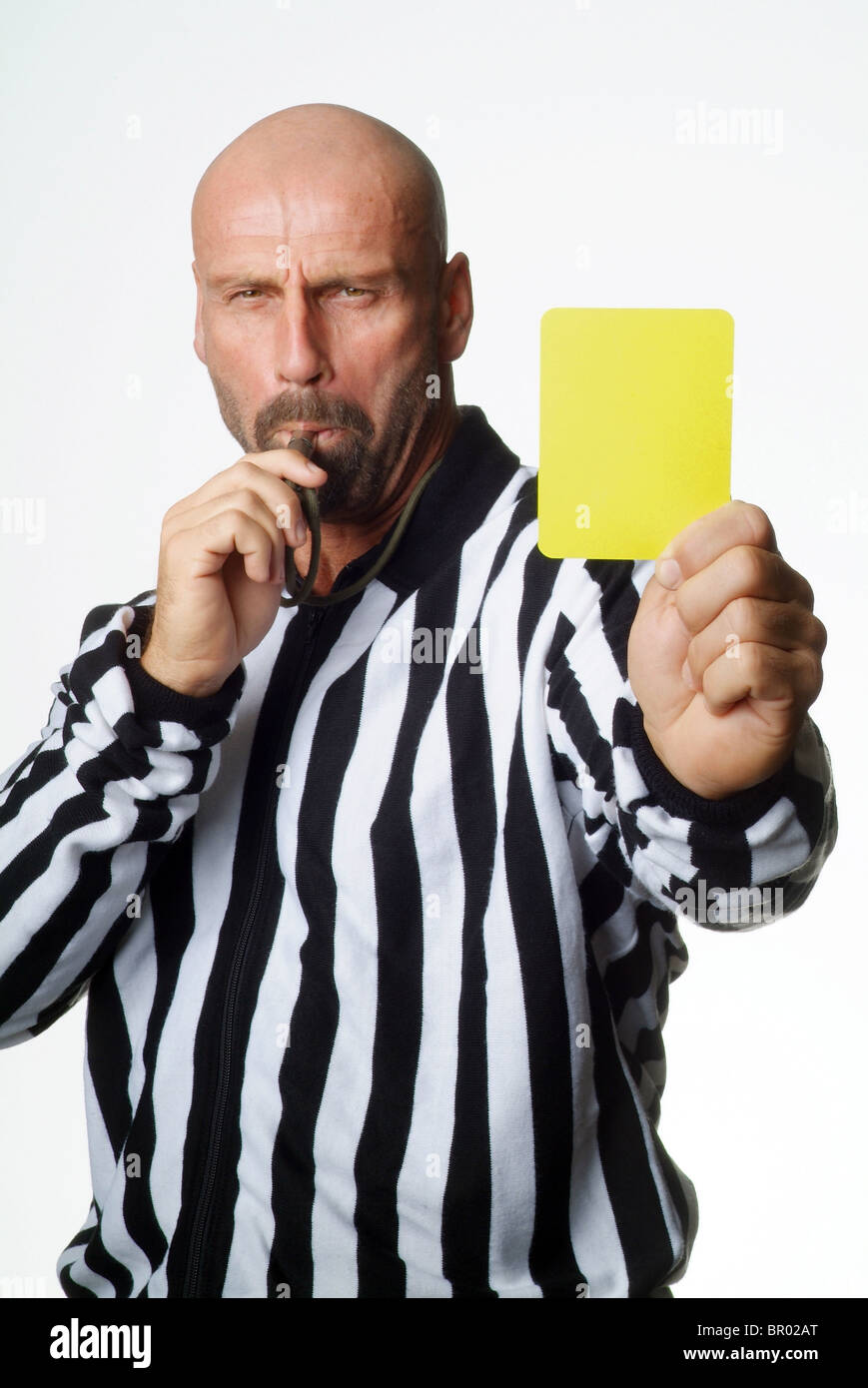 Un arbitre de football montrant une carte jaune Banque D'Images