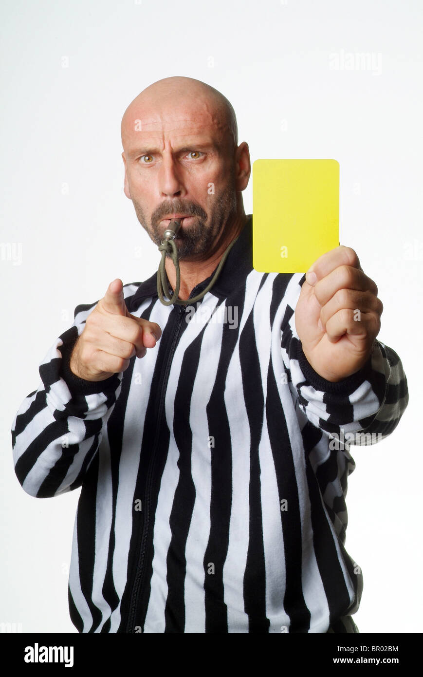 Un arbitre de football montrant une carte jaune Banque D'Images