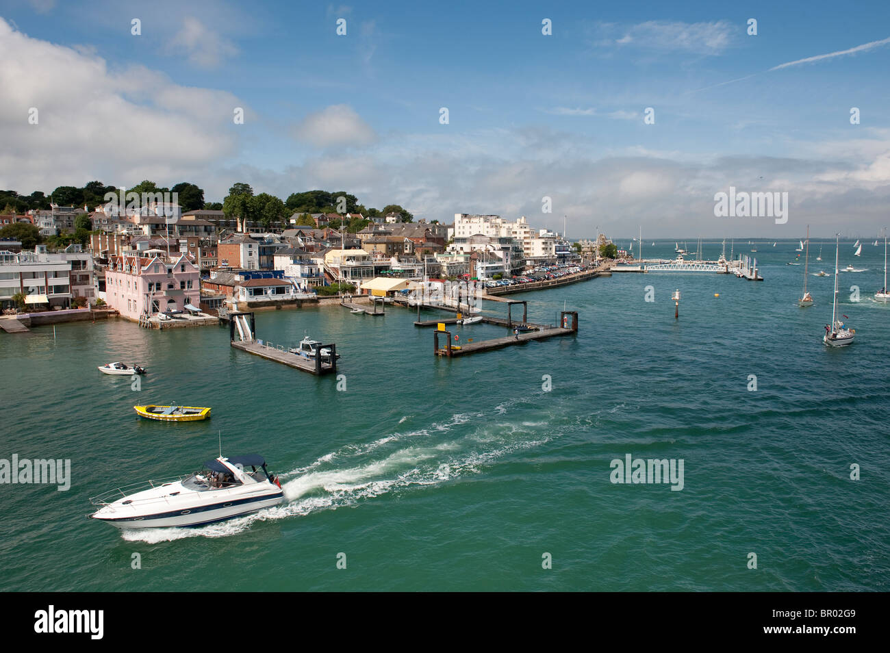 Sport cruiser boat passing Cowes sur l'île de Wight. Banque D'Images