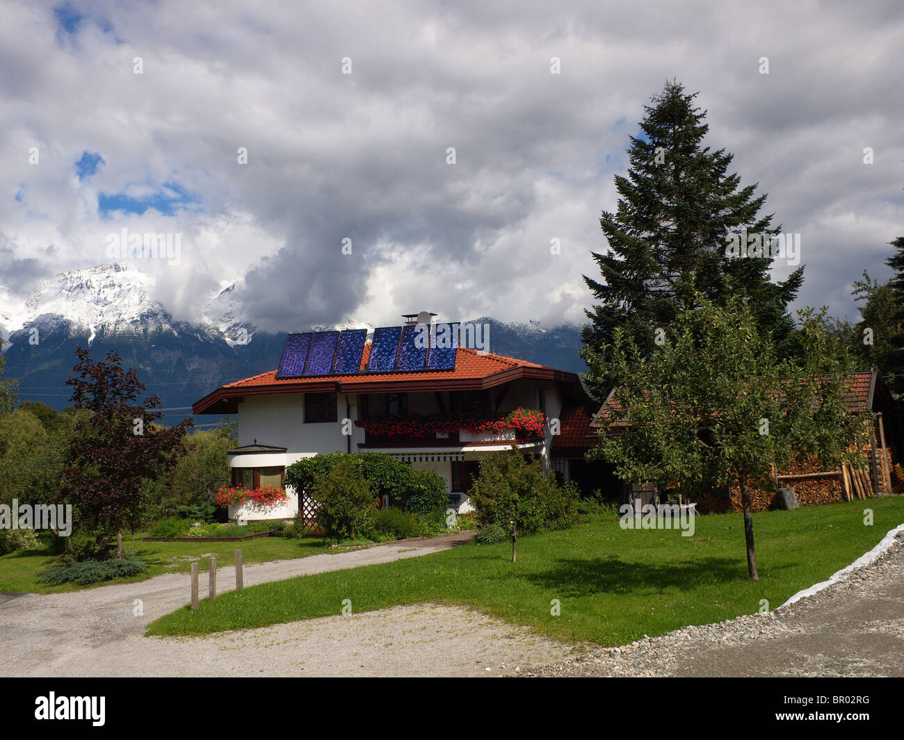 Une chambre équipée d'un ensemble de panneaux solaires pour le chauffage de l'eau dans les réseaux locaux, Innsbruck Autriche Banque D'Images