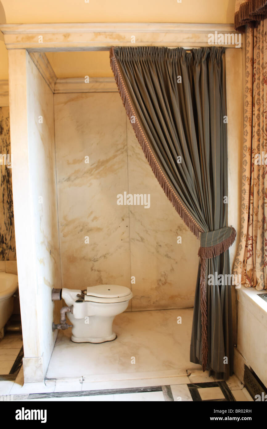 Siège de toilette vintage rétro mur-rideau en marbre Banque D'Images
