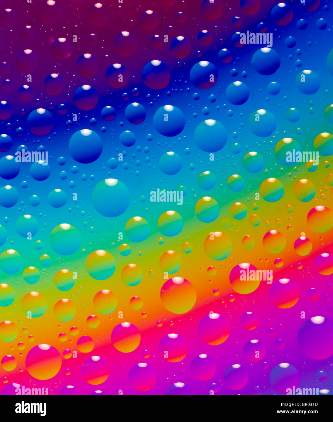 Image abstraite de gouttes d'eau colorée par polarisation croisée. Banque D'Images