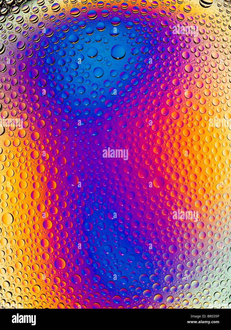 Image abstraite de gouttes d'eau colorée par polarisation croisée. Banque D'Images