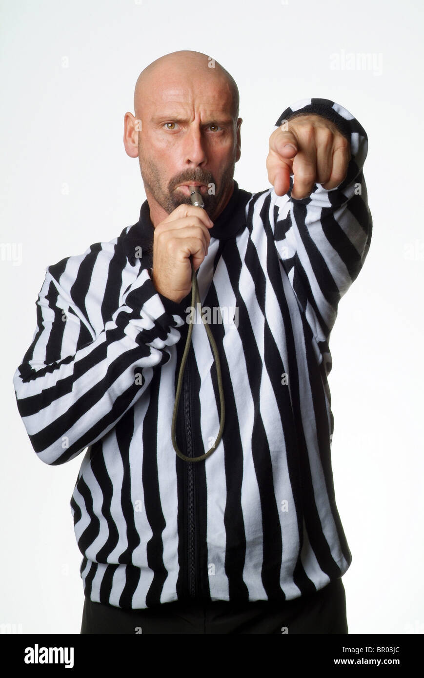 Un arbitre de football donner des instructions Banque D'Images