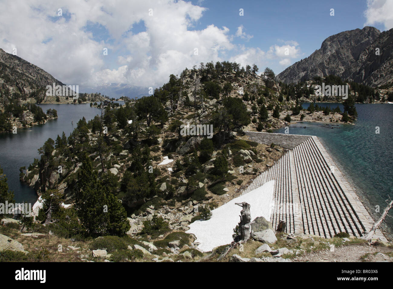 Le cirque classique alpine barrages de l'Estany Tort et Negra près de Refugi JM Blanc dans le Parc National de Sant Maurici Pyrénées Espagne Banque D'Images