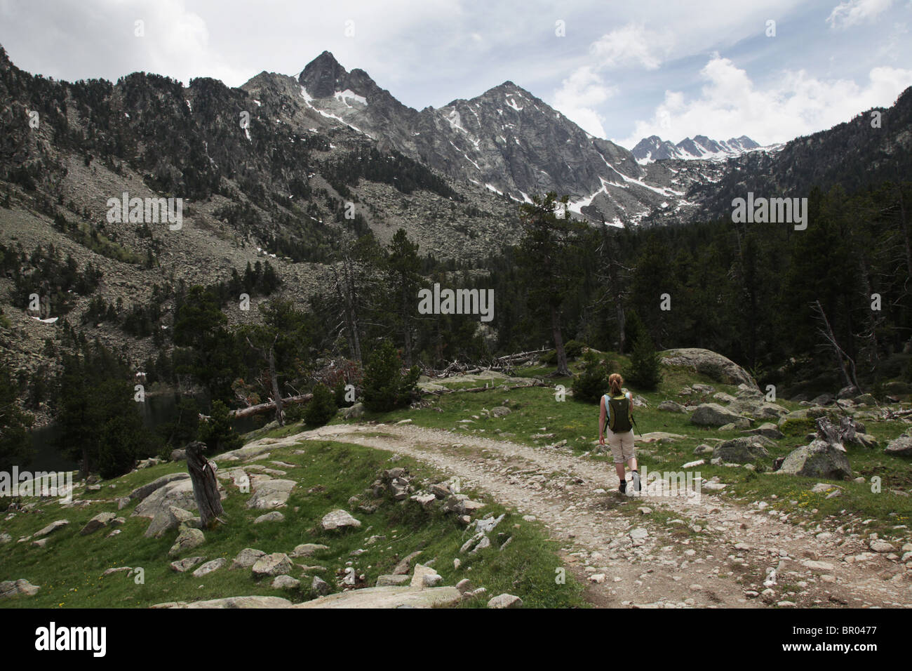 Mont Montanyo et Pic de Sudorn sur l'ascendance de solutions mobiles d'Estany Negre dans le Parc National de Sant Maurici Pyrénées Espagne Banque D'Images