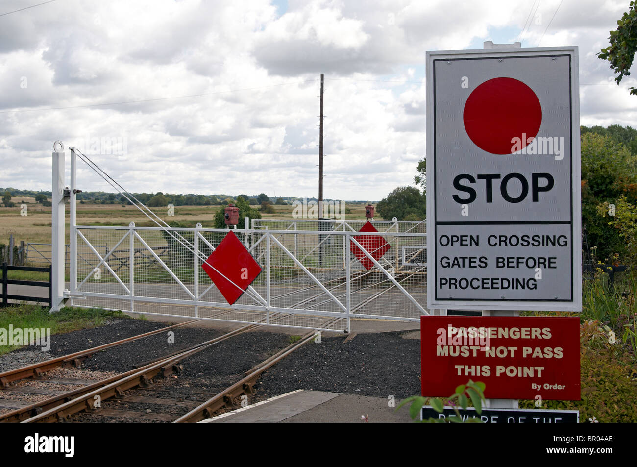 Passage à niveau habité sur la station de Bodiam Kent & East Sussex Railway avec signes de sécurité modernes et les systèmes en usage. Banque D'Images