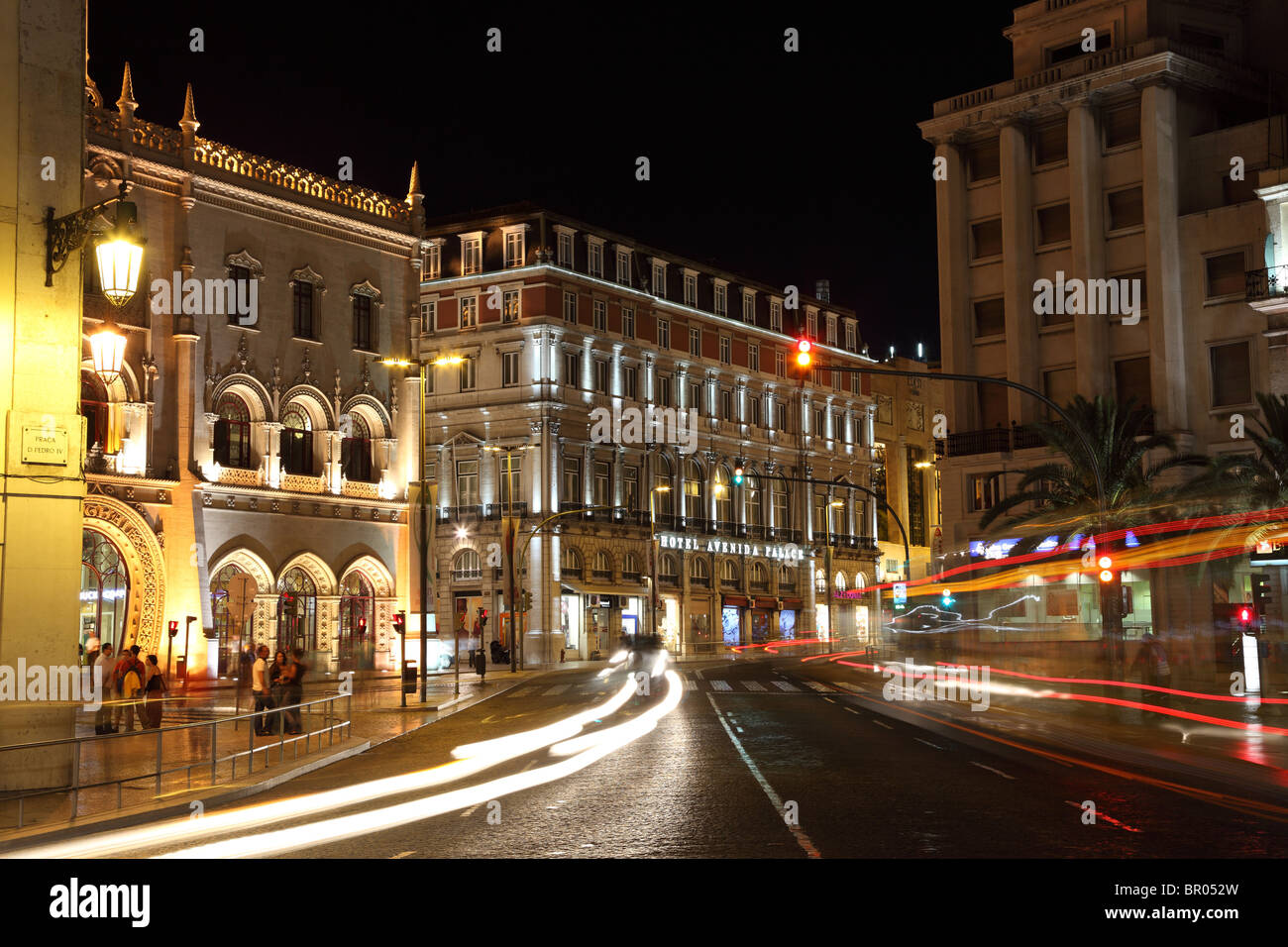 Praca d. Pedro IV la nuit. La gare du Rossio sur la gauche. Lisbonne, Portugal Banque D'Images