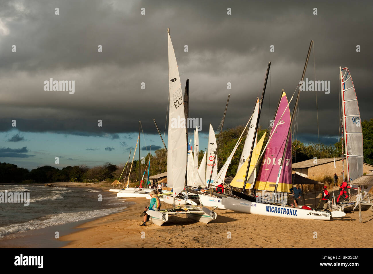 Yachts sur la plage sur le Marathon annuel de Yachting, Nkhotakota, Malawi Banque D'Images