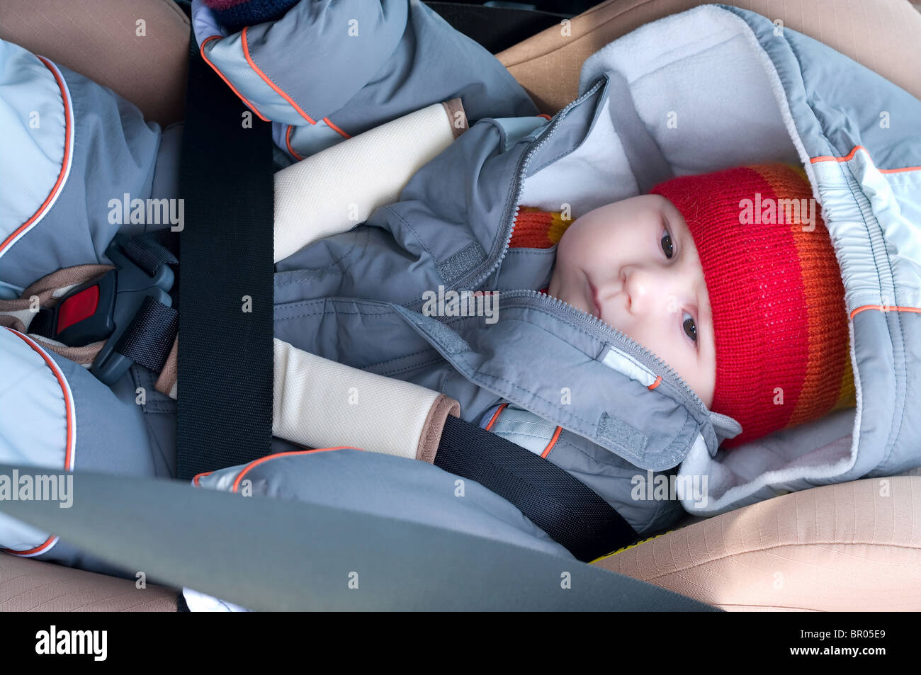 L'enfant dormir dans un siège de sécurité sur l'avant de la voiture assis Banque D'Images