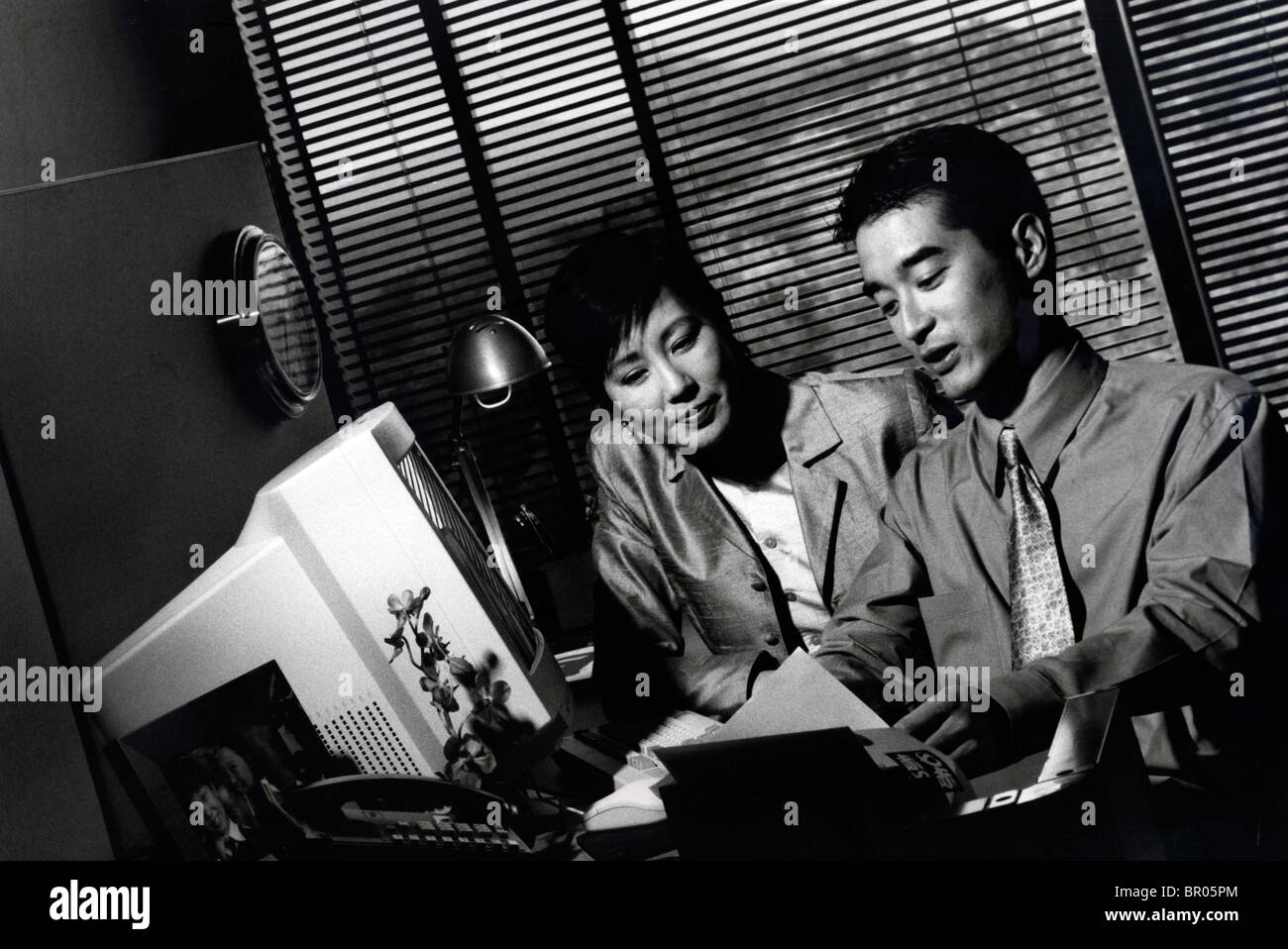 Deux ingénieurs informatiques travaillent sur un futur projet de développement pour une grande compagnie ou corporation. Banque D'Images