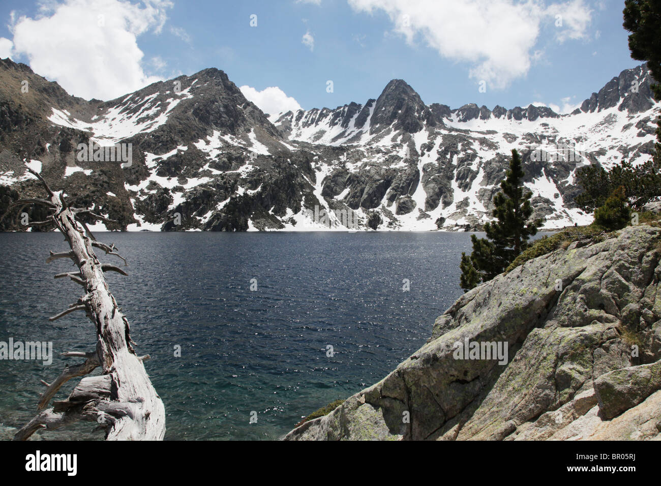 Cirque classique à l'Estany Negra barrage alpin de Peguera 2330m près de Refugi JM Blanc dans le Parc National de Sant Maurici Pyrénées Espagne Banque D'Images