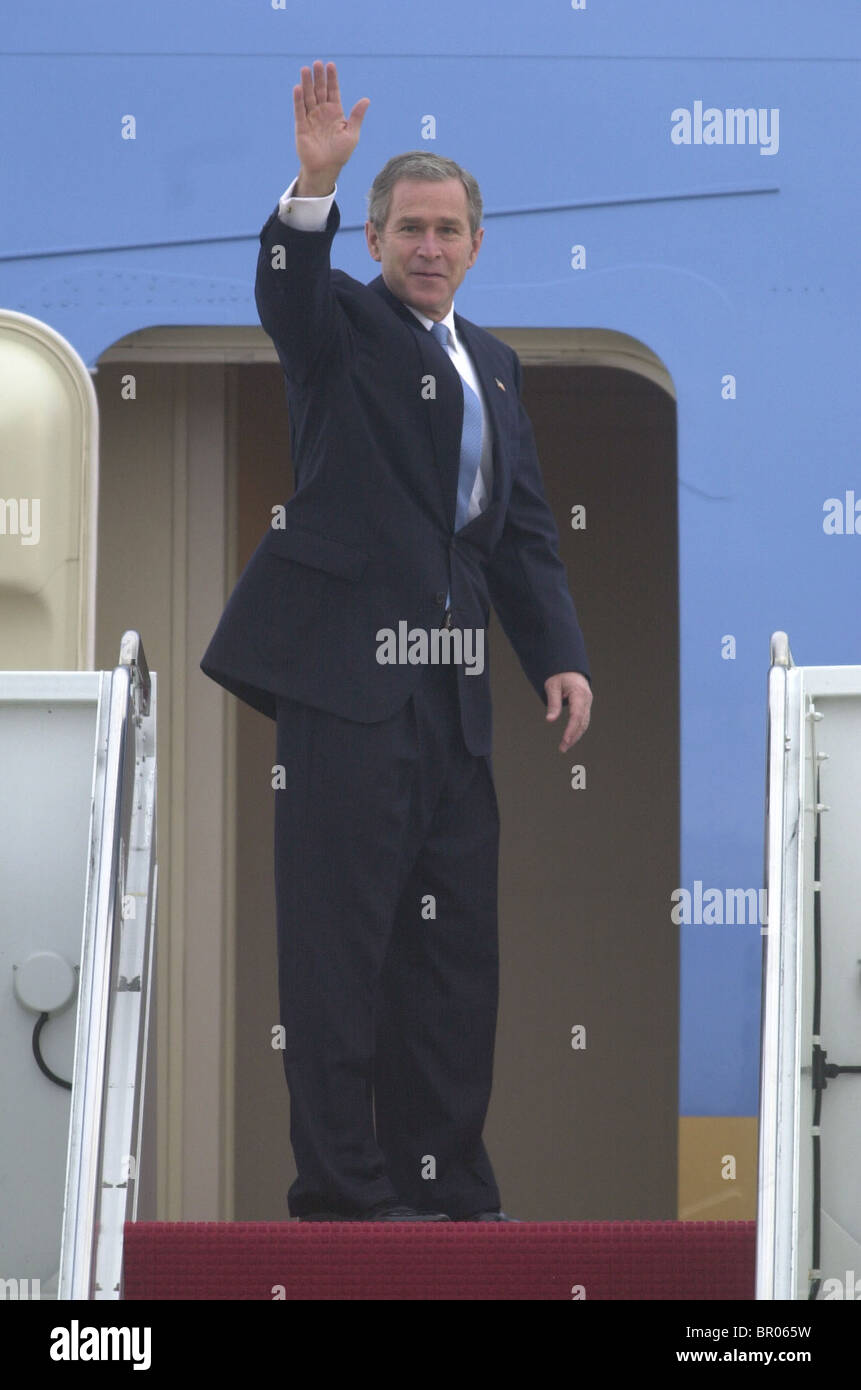 Le Président George Bush vagues avant l'embarquement Airforce One. Banque D'Images