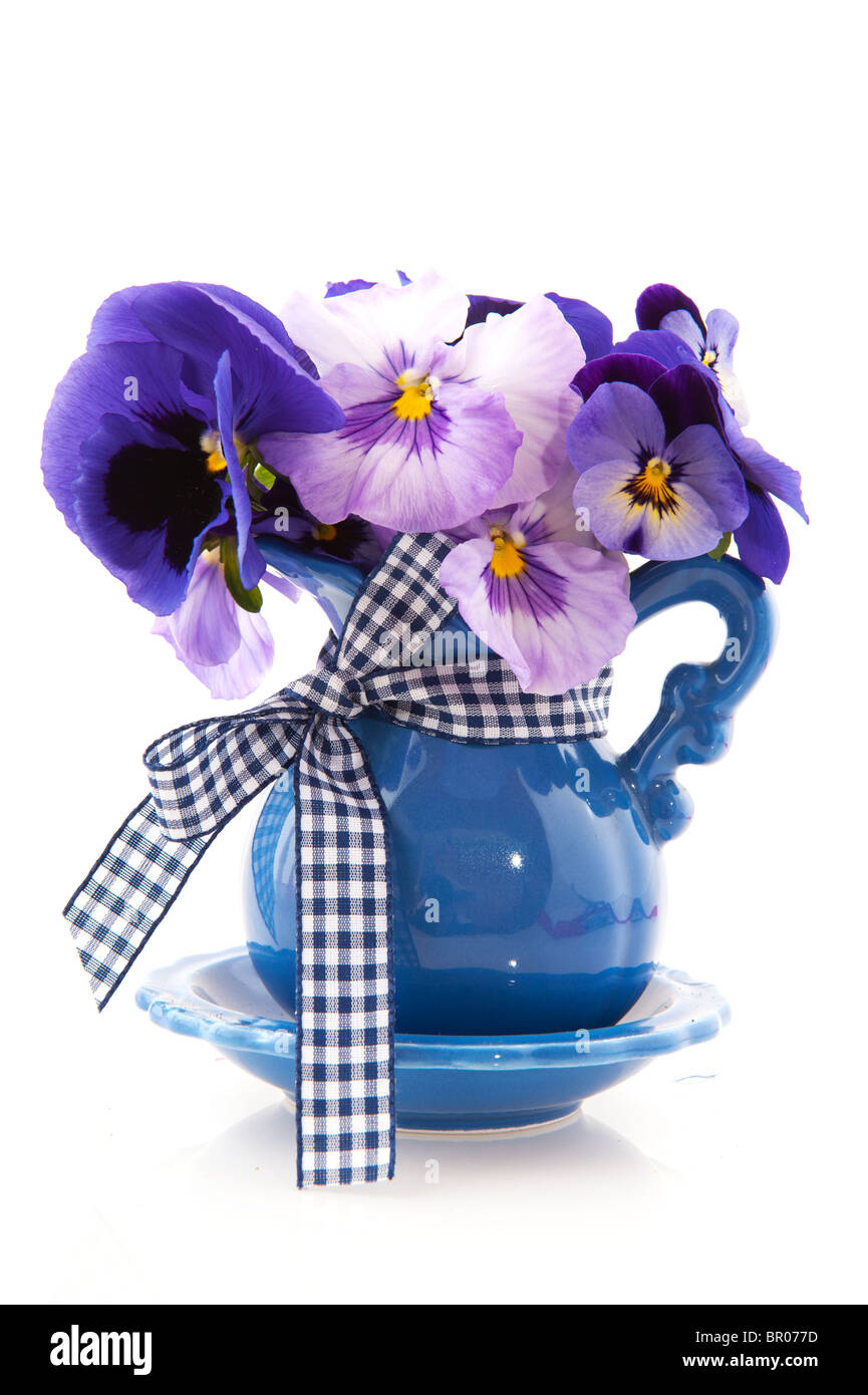 Peu de bleu vase avec fleur sur fond blanc Banque D'Images