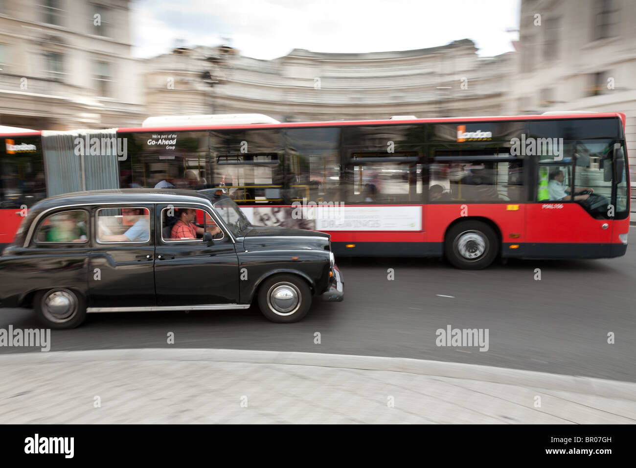 London taxi et bus à Trafalgar Square Banque D'Images