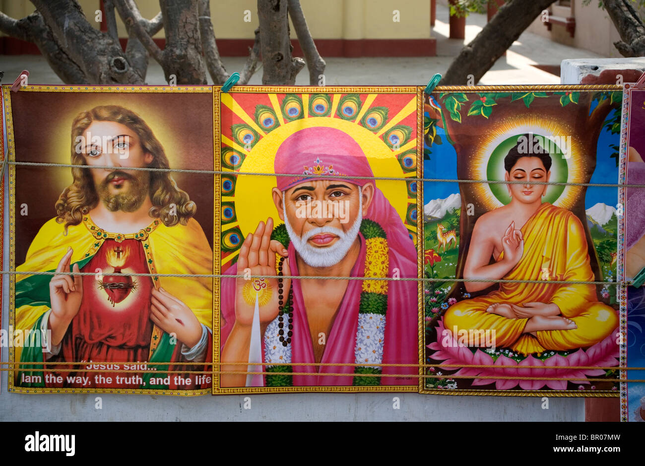 Des affiches de Jésus Christ, Shirdi Sai Baba et Seigneur Bouddha Shakyamouni ensemble sur un étal à Sarnath, Uttar Pradesh, Inde. Banque D'Images