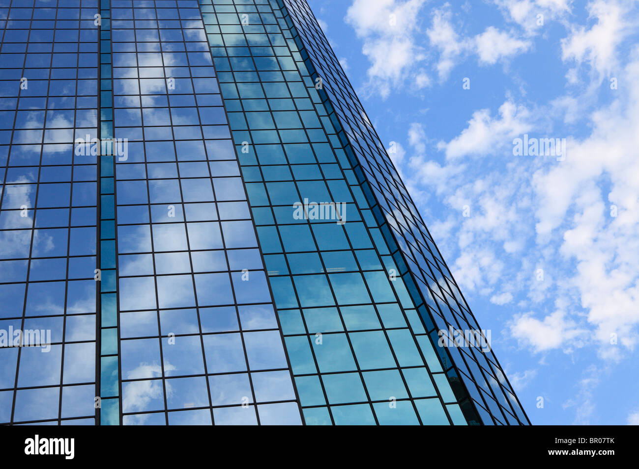 Ciel bleu et nuages blancs reflète dans la vitre d'un immeuble de bureaux ; AT&T Tour à Minneapolis, Minnesota. Banque D'Images