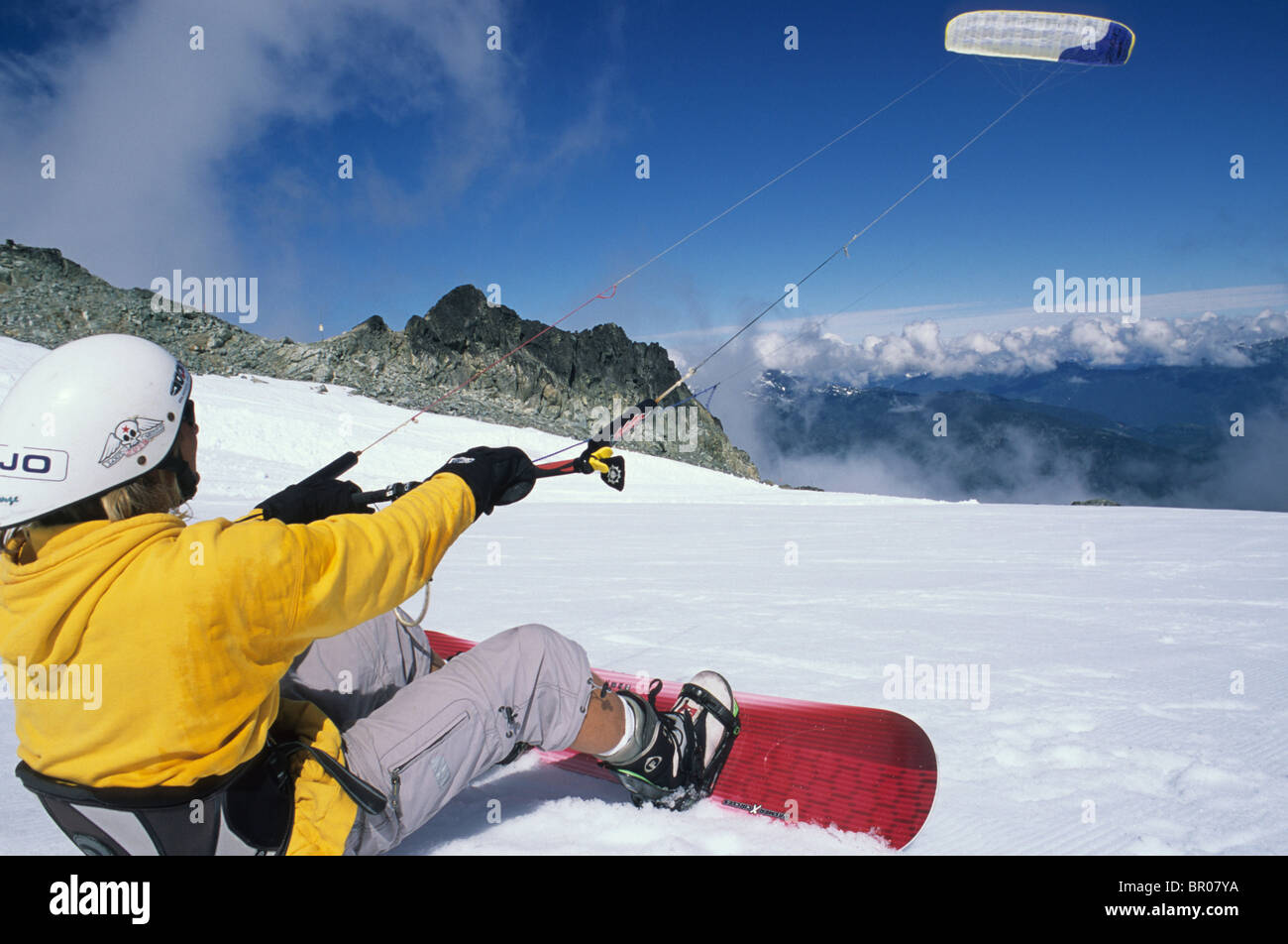 Un kiteboarder sculpte par la neige. Banque D'Images