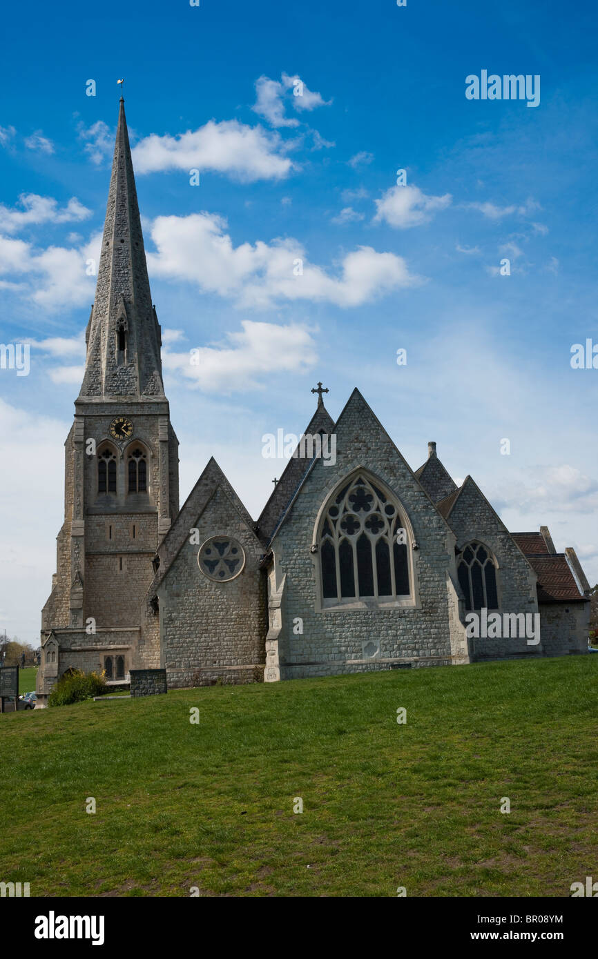 Tous les Saints de l'église paroissiale, Blackheath, Londres, contre le ciel bleu avec des nuages blancs et verts pelouse en premier plan Banque D'Images