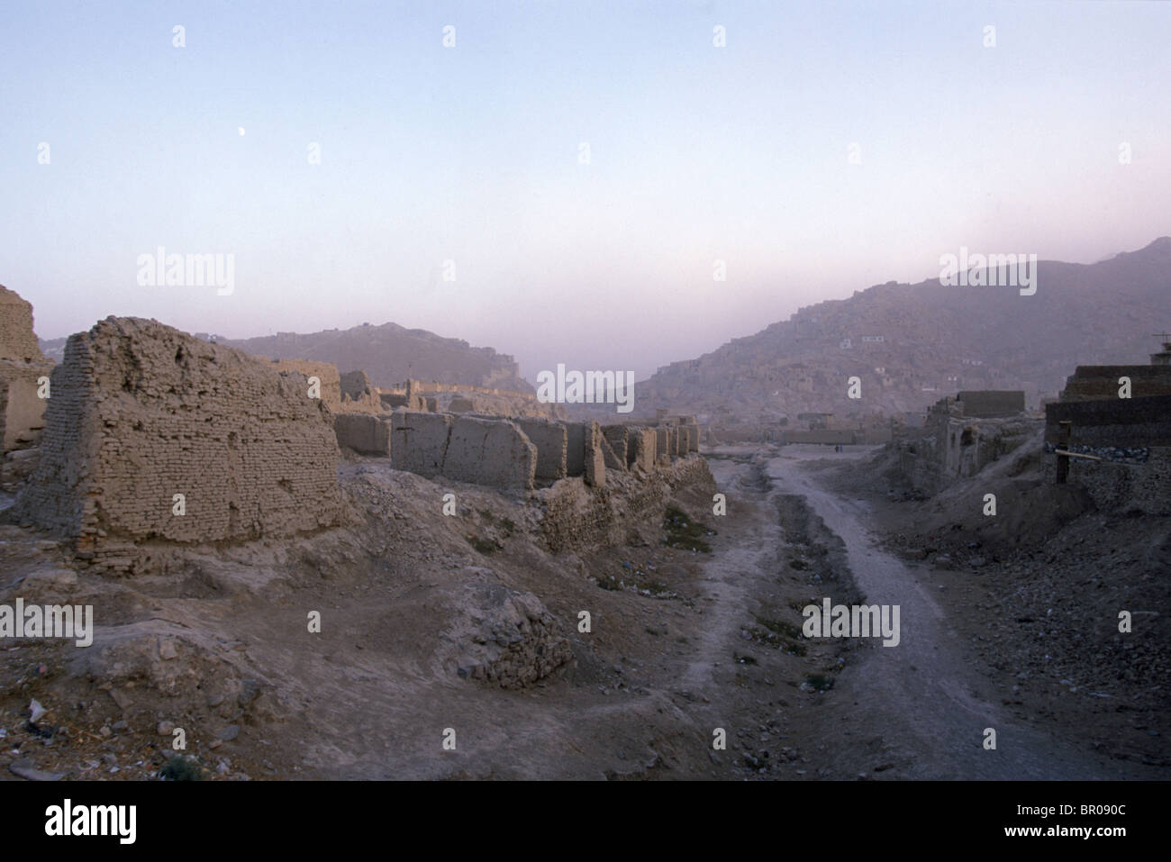 Les décombres de detroyed au crépuscule maisons ressemblent à des ruines anciennes dans le Shor (Schur) Bazar de la vieille ville de Kaboul, l'Afghanist Banque D'Images