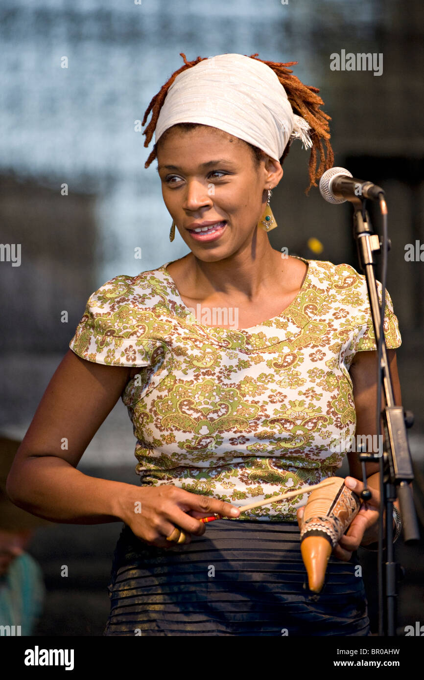 La chanteuse de jazz Carmen Souza à la Mela Tunbridge Wells Banque D'Images
