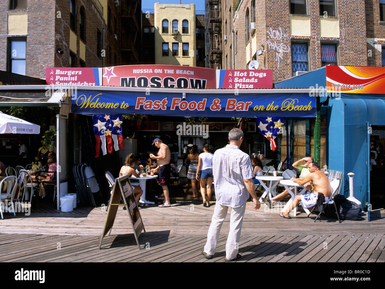 Brighton Beach Brooklyn New York Little Odessa by the Sea. Les gens assis dans un restaurant de restauration rapide russe sur la promenade de la vague de chaleur. Multi ethnique. ÉTATS-UNIS Banque D'Images