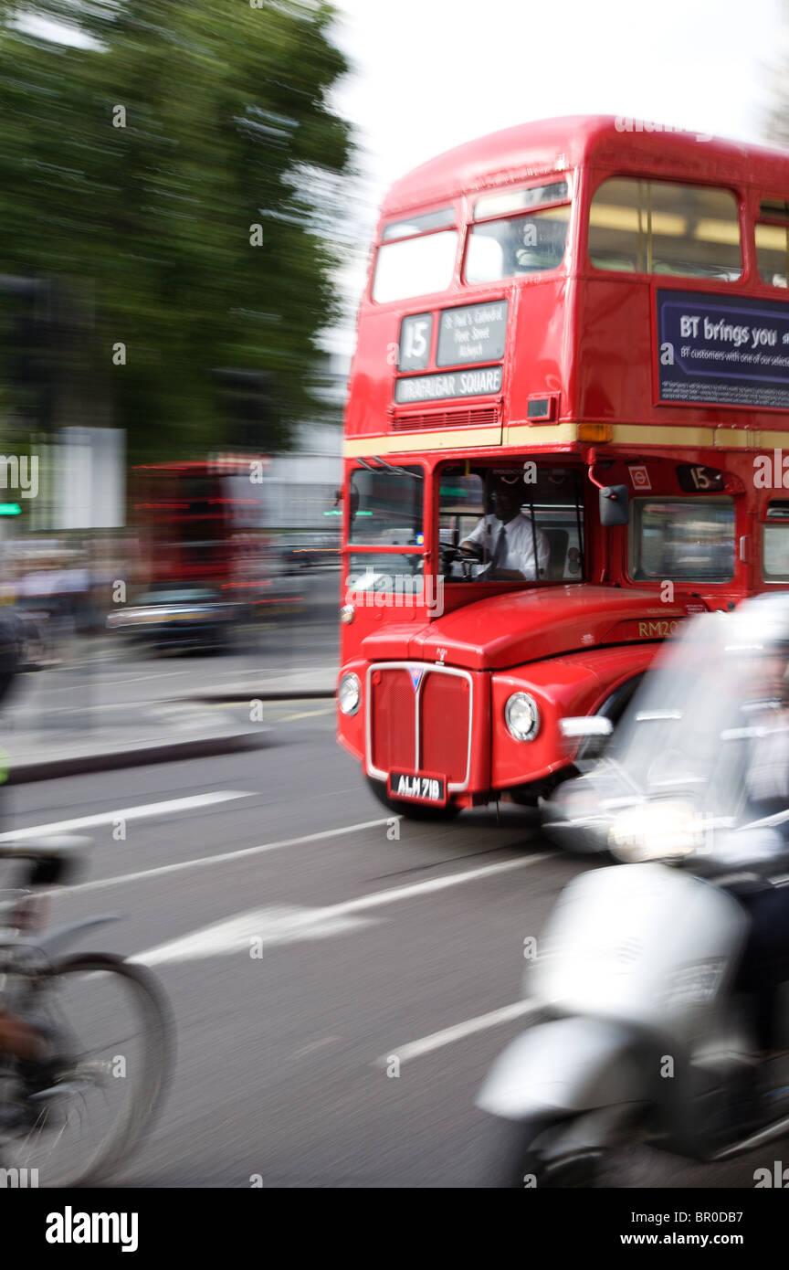 Old London bus routemaster déménagement par le trafic dans le centre de Londres Banque D'Images
