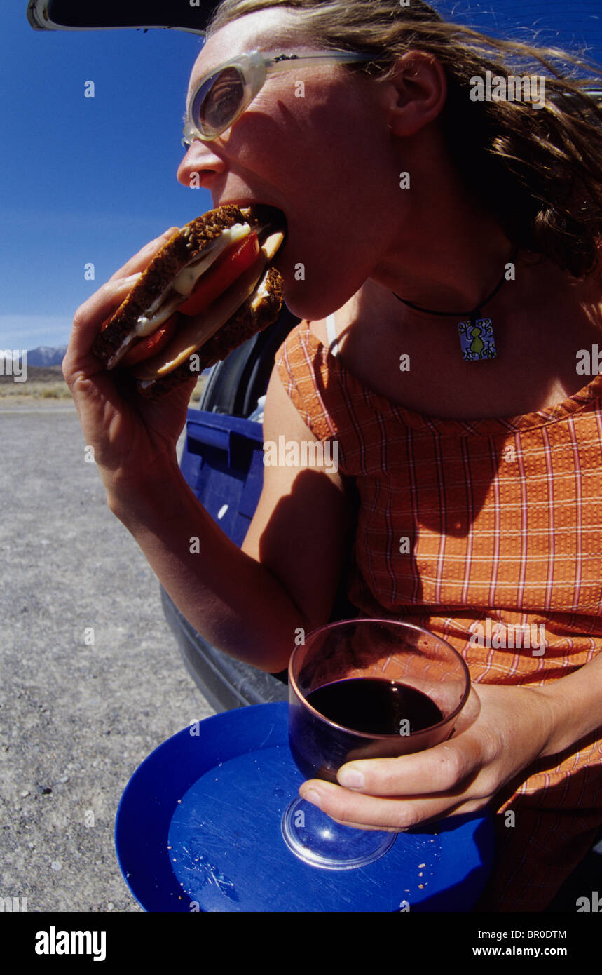 Fille de manger un sandwich. Lac Mono, Californie, USA. Fisheye ( ) Banque D'Images