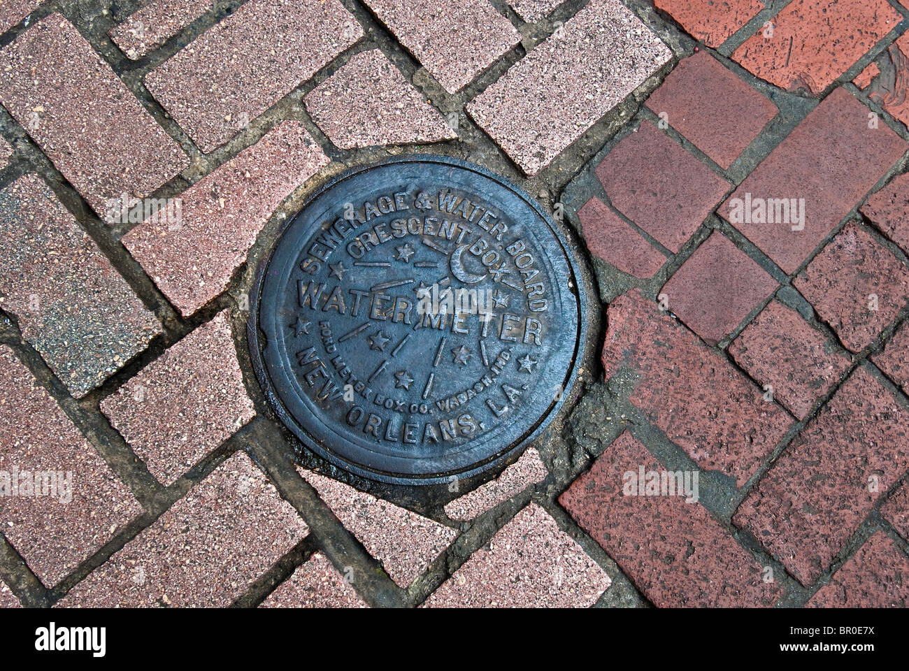 Couvercle de trou d'historique du compteur d'eau dans le quartier français de La Nouvelle-Orléans, Louisiane, Etats-Unis Banque D'Images