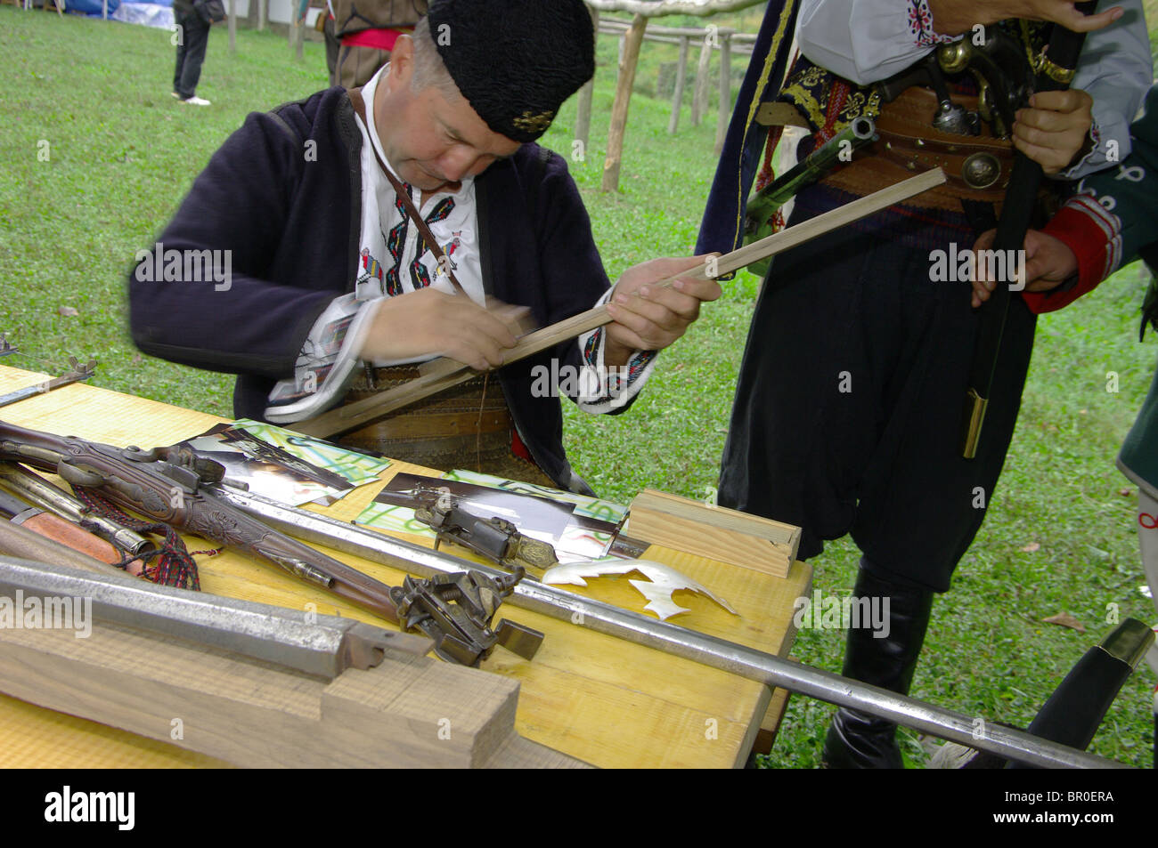 Maîtres d'armes anciennes (tyufekchiy) Foire artisanale à la Bulgarie Etara Banque D'Images