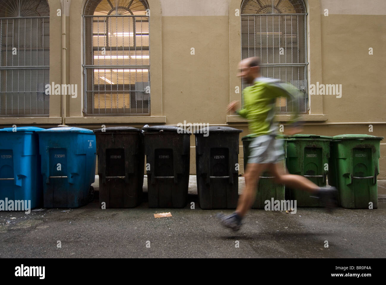 Un homme runner passé en courant poubelles colorées dans une ruelle quelque  part près de Union Square, au centre-ville de San Francisco. La Californie  Photo Stock - Alamy