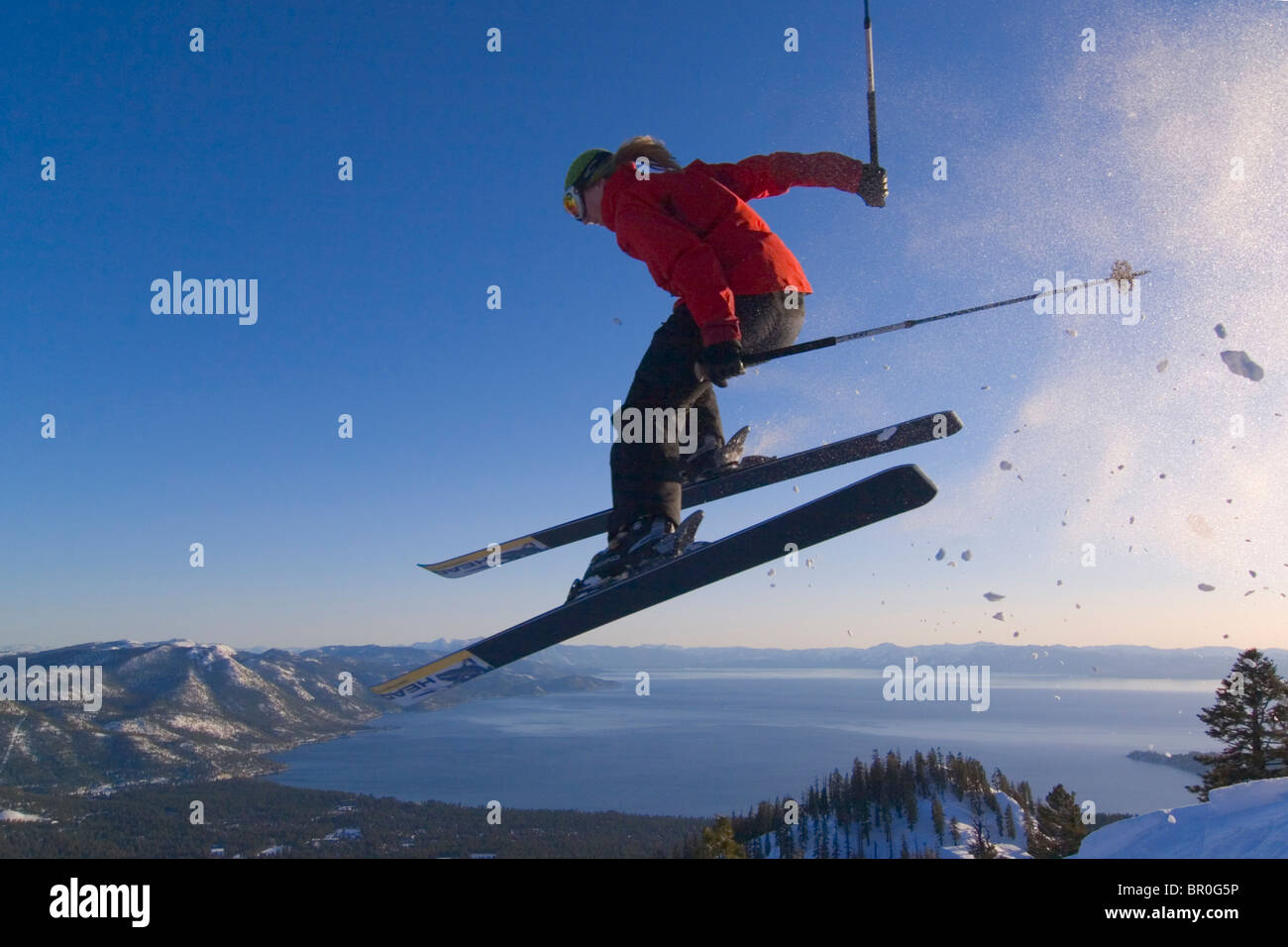 Une femme sautant sur les skis au-dessus du lac Tahoe en Californie. Banque D'Images
