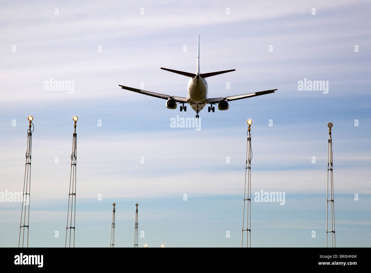 Boeing 737 avion de ligne à l'atterrissage à la fin de la piste à l'aéroport de Manchester. Banque D'Images
