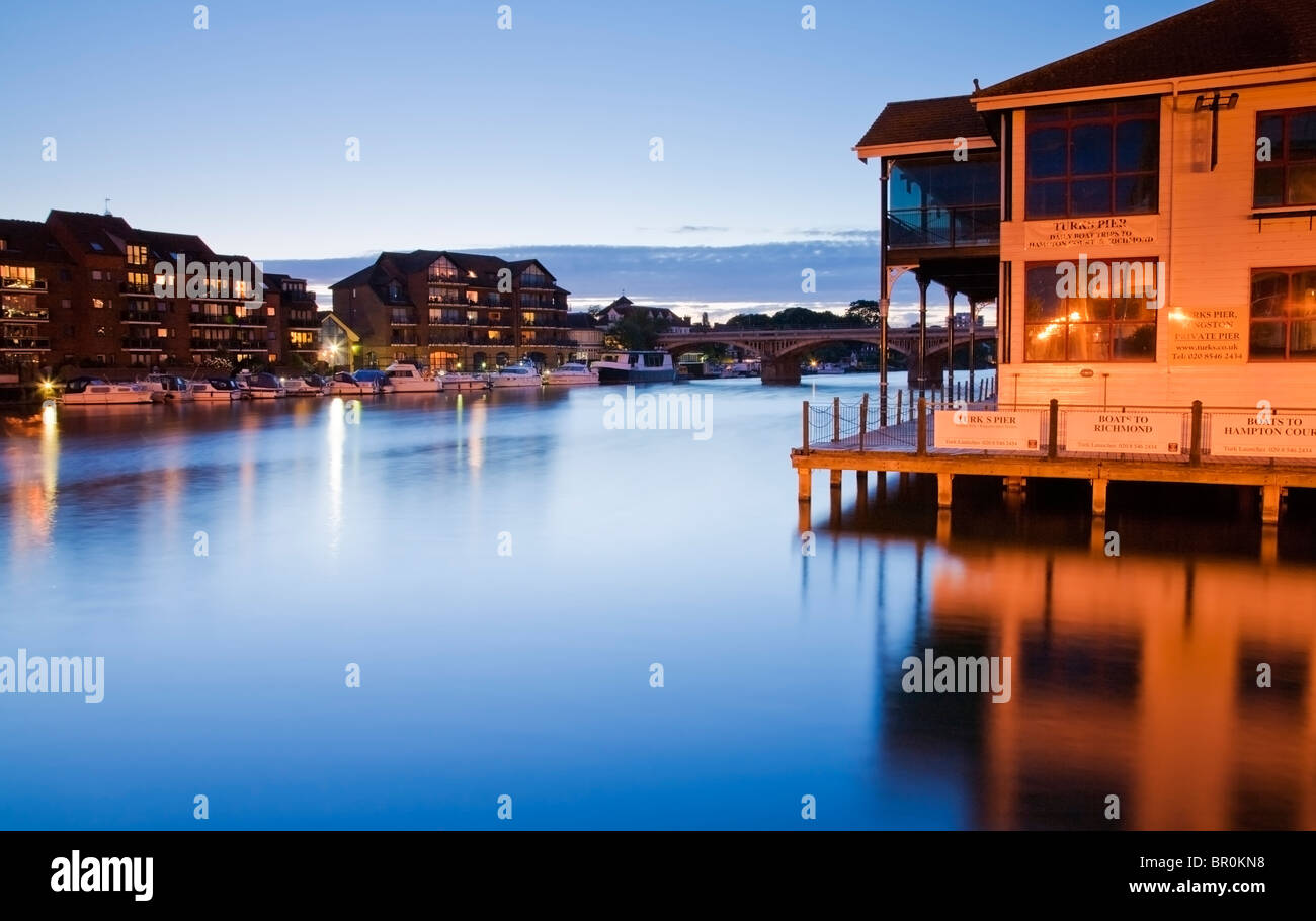 Tamise au crépuscule du quai à Kingston on Thames, Surrey, UK Banque D'Images