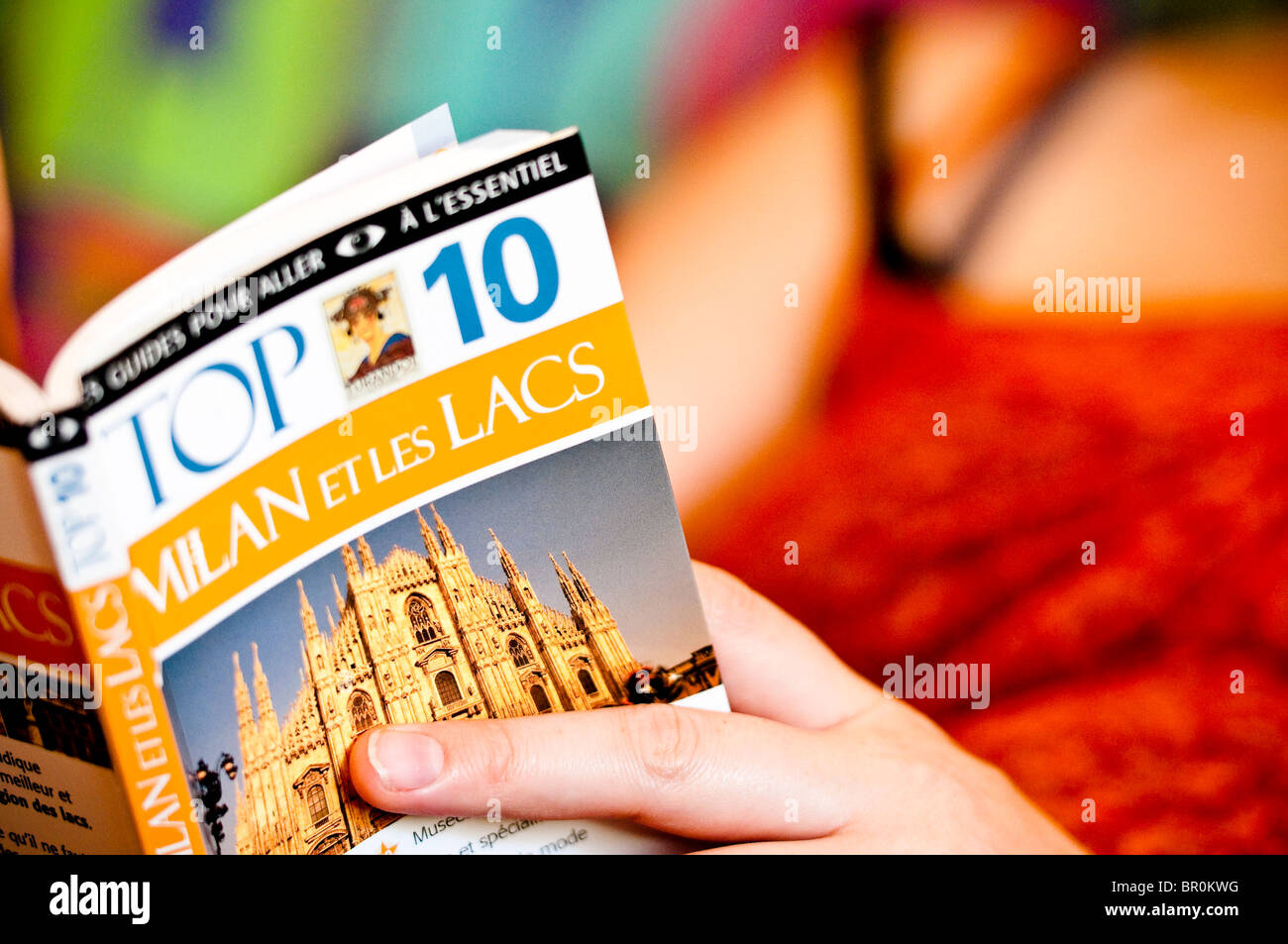 Femme lisant le 'Milan' Top 10 livre guide touristique en français, Milan, Lombardie, Italie. Banque D'Images