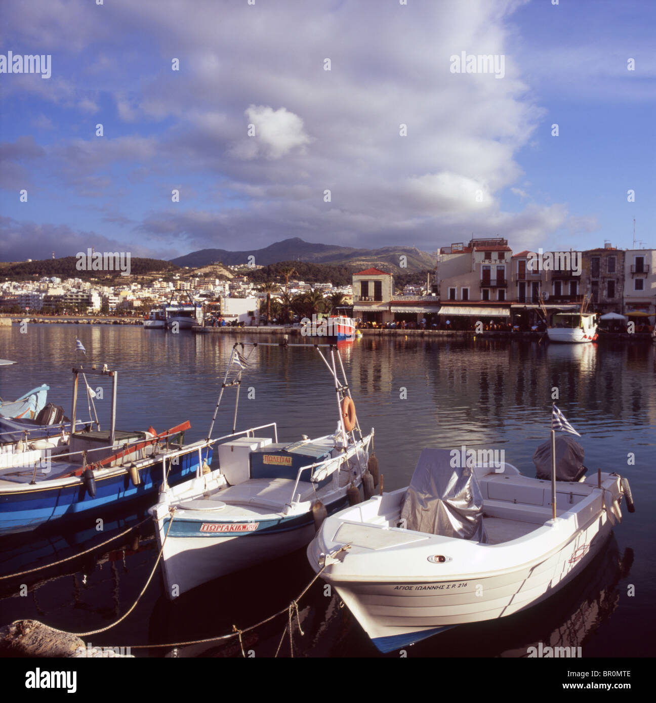 Vue sur le vieux port, Rethymnon, Crète, Grèce avec restaurants Taverna visible sur le quai d'en face et sur la ville Banque D'Images